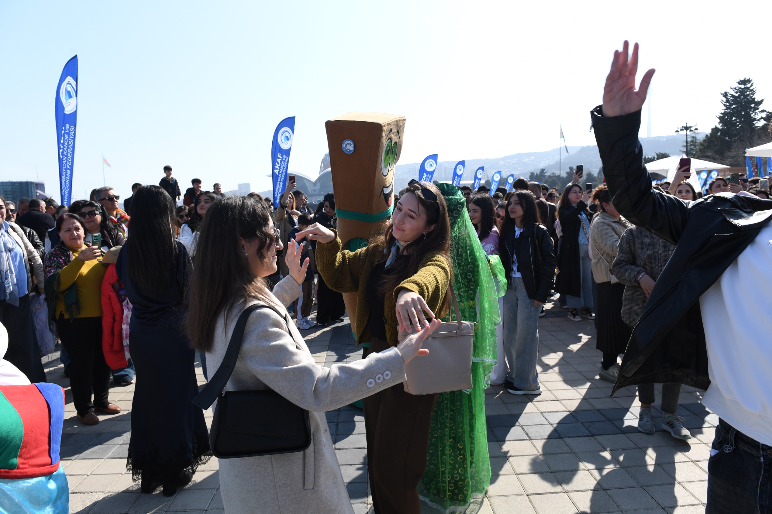 Bakıda Xəzərin suları avarçəkmə və yelkənli qayıqlarla bəzəndi (FOTO)